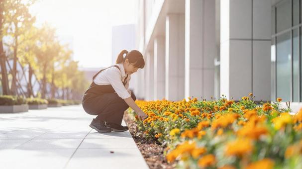 花壇と女性清掃員#11Aiの写真
