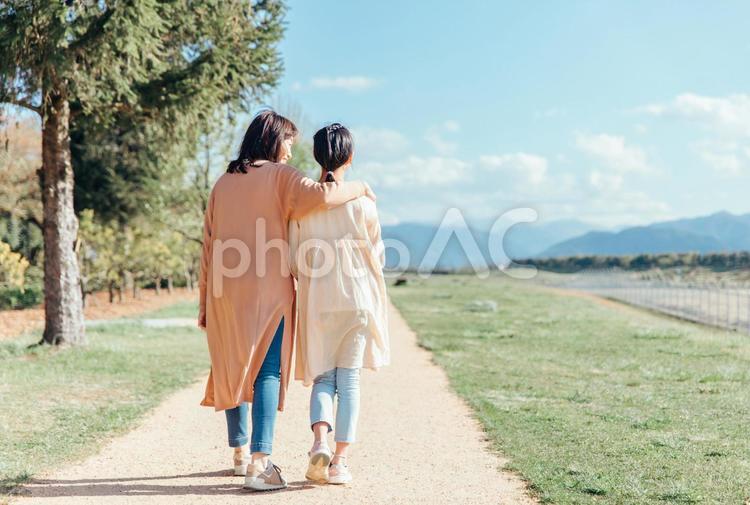道を歩く母娘 親子,子供,母親の写真素材