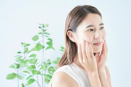 肌の状態を確かめる若い女性  スキンケア,美容,顔の写真素材