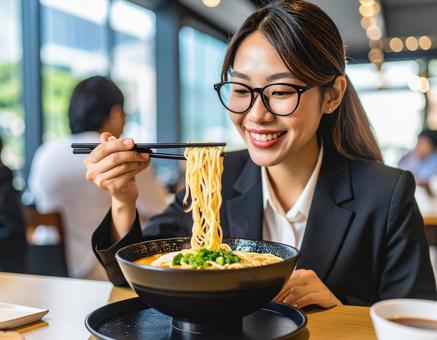 ラーメンを食べる女性 ラーメンを食べる女性の写真