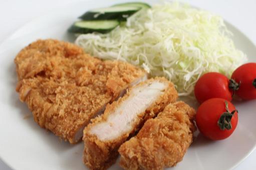 チキンカツとサラダの盛り合わせ チキンカツとサラダの盛り合わせの写真