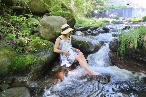水遊び 水遊び 水遊び,川,ポートレートの写真素材