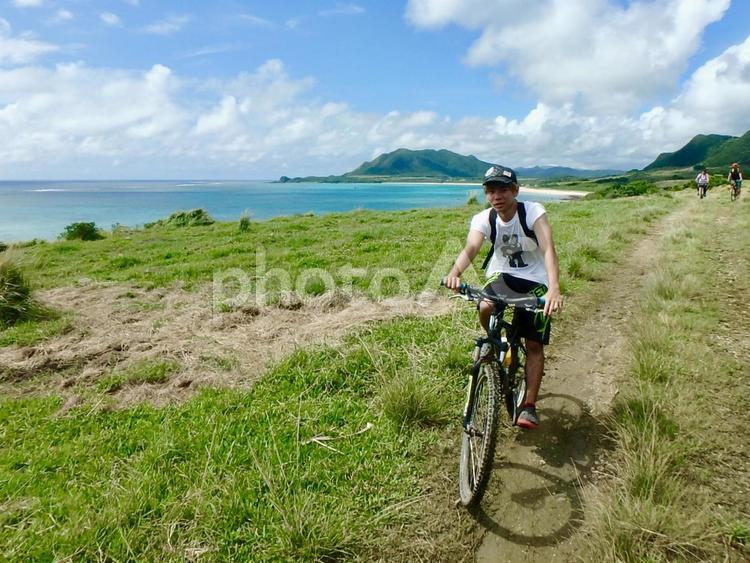 リゾート地でマウンテンバイクに乗る男子 マウンテンバイク,mtb,サイクリングの写真素材