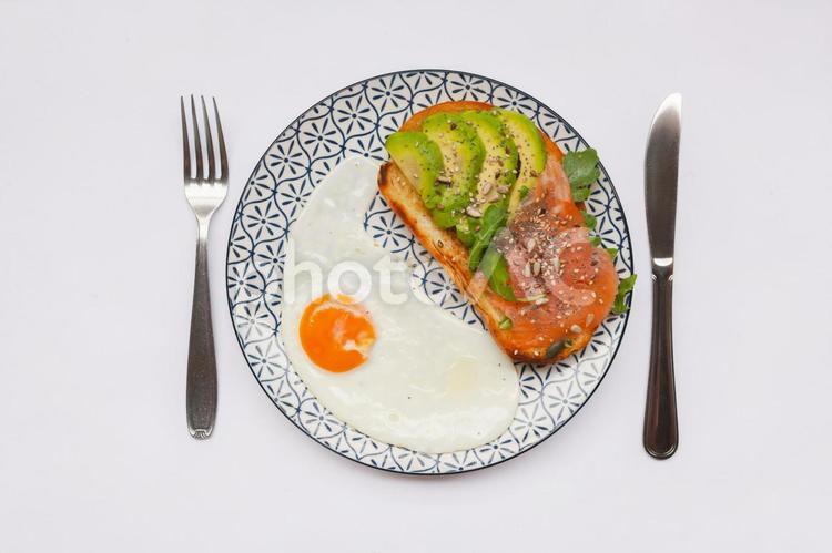 アボカドとサーモンのトーストと目玉焼き２ アボカド,サーモン,トーストの写真素材