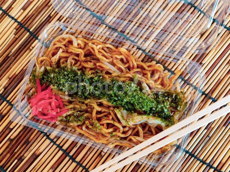 プラ容器入りの焼きそば1 焼きそば,割り箸,すだれの写真素材