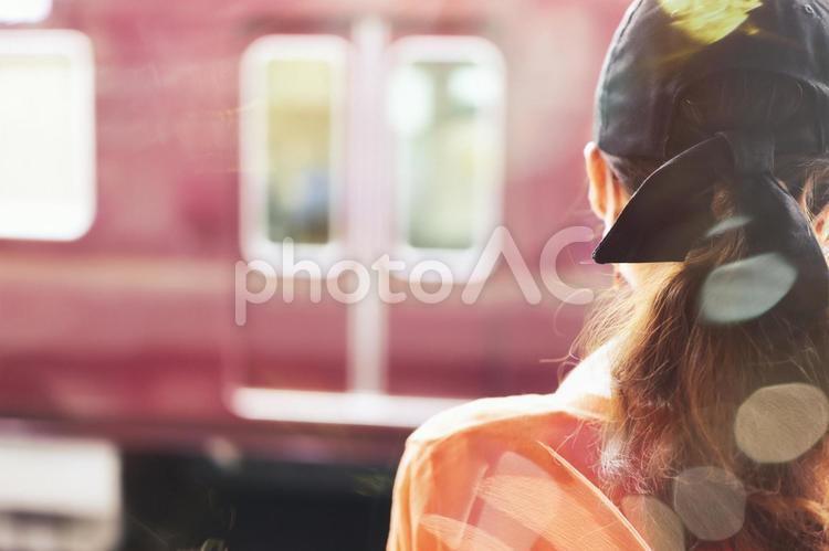電車を待つ女性の後ろ姿 電車,交通,人物の写真素材