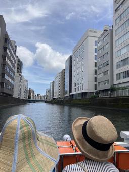 遊覧船から眺める都会の街並み 遊覧船から眺める都会の街並みの写真