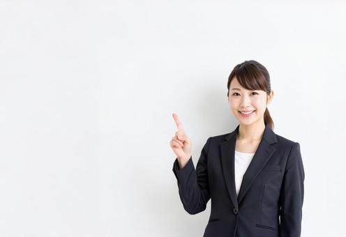 ビズリーチの真似をする女性 ビズリーチの真似をする女性の写真