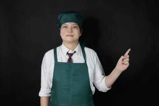 指差して案内する料理スタッフ 指差して案内する料理スタッフの写真