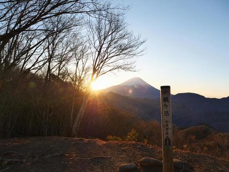 蛾ヶ岳から望む初日の出と富士山 蛾ヶ岳から望む初日の出と富士山 蛾ヶ岳,市川三郷町,富士山の写真素材