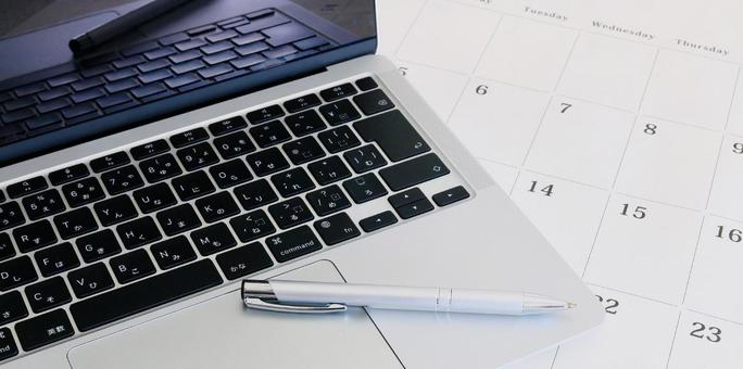 パソコンとカレンダー　スケジュール管理 ビジネス,スケジュール,シフトの写真素材