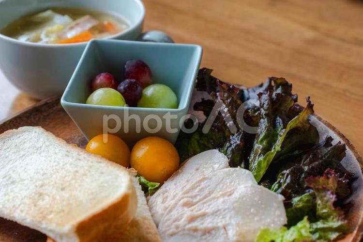 トーストと鶏ハムの洋風朝食 朝食,洋食,トーストの写真素材
