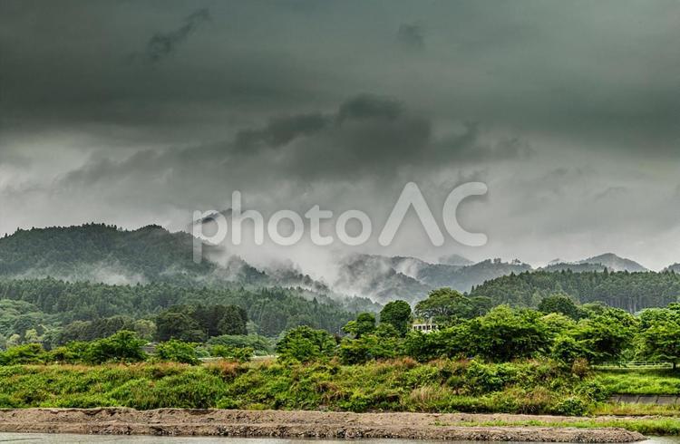 水墨画のようなシリーズ　山並み 水墨画,雨,雨降の写真素材