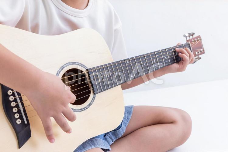 ギターを持った女の子の手元　 ギター,女の子,弾くの写真素材
