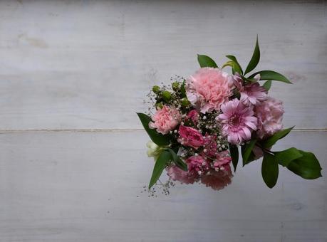 しおれゆく花束－右－ホワイトボード しおれゆく,しおれた,枯れたの写真素材