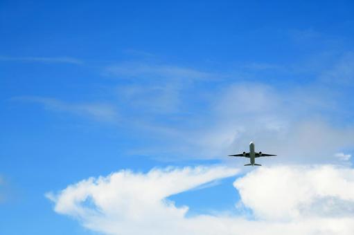 飛行機と青空 飛行機と青空 飛行機,空,雲の写真素材