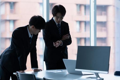 打ち合わせするビジネスマン ビジネスマン,打ち合わせ,オフィスの写真素材