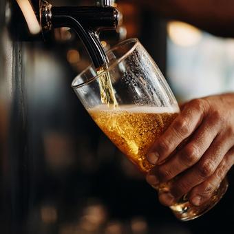 グラスに注がれる黄金色の生ビール グラスに注がれる黄金色の生ビールの写真