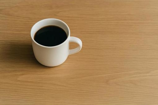 テーブルとコーヒー テーブルとコーヒーの写真