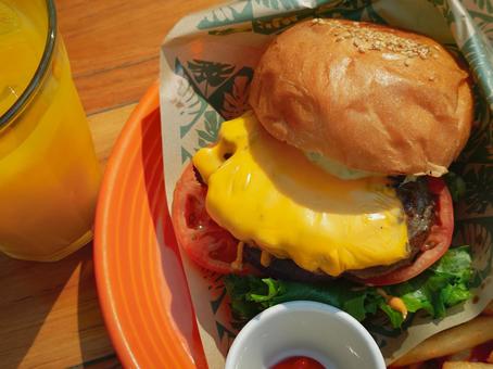 チーズバーガーとジュース ハンバーガー,チーズバーガー,ファストフードの写真素材