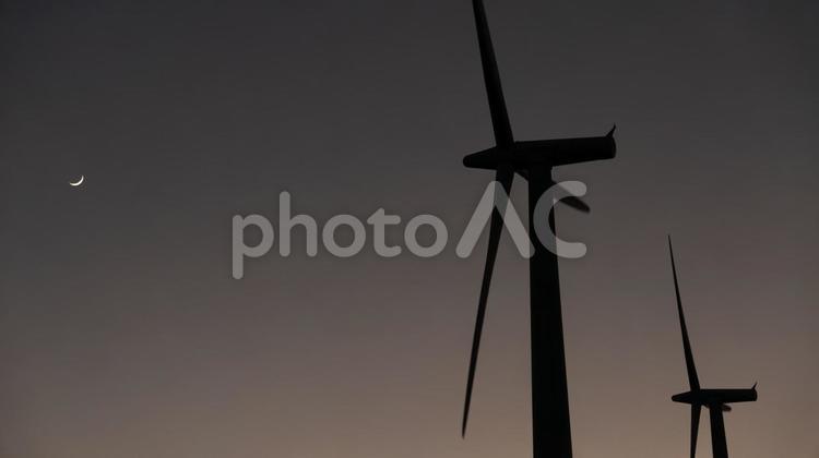 風を照らす三日月 風力発電,風車,三日月の写真素材