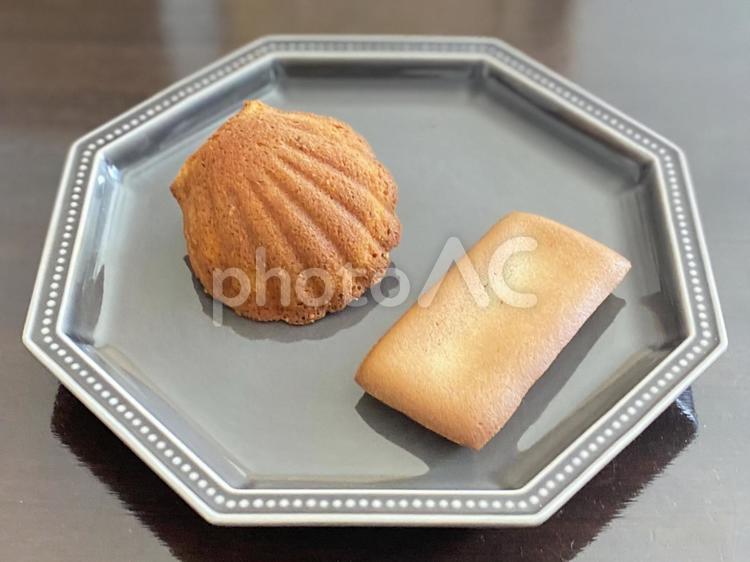 焼き菓子（マドレーヌとフィナンシェ） 焼き菓子,マドレーヌ,フィナンシェの写真素材