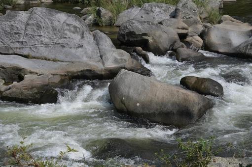 夏の水難事故が心配される岩場と河川の流れ 夏の水難事故が心配される岩場と河川の流れ 河川,川,岩場の写真素材