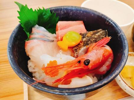 海鮮丼 海鮮丼,なまもの,エビの写真素材