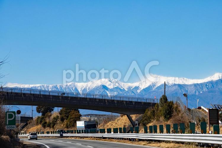 中央道下り線　車窓から見える雪の山々 中央高速,雪,山の写真素材