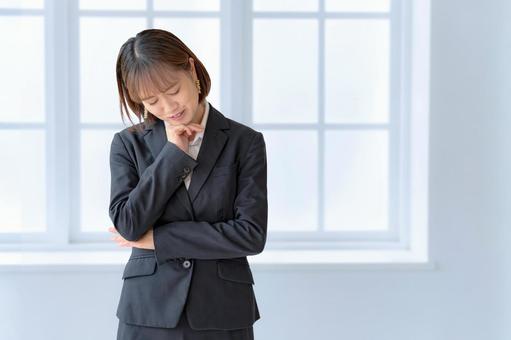 考えるビジネスウーマン 女性,スーツ,ビジネスウーマンの写真素材