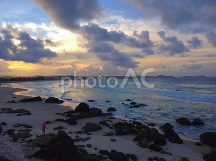 海と夕焼け 海,砂浜,岩場の写真素材