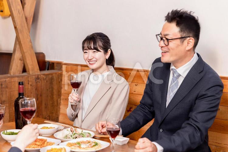 居酒屋で新年会・飲み会をする同僚の男女 飲み会,居酒屋,笑顔の写真素材