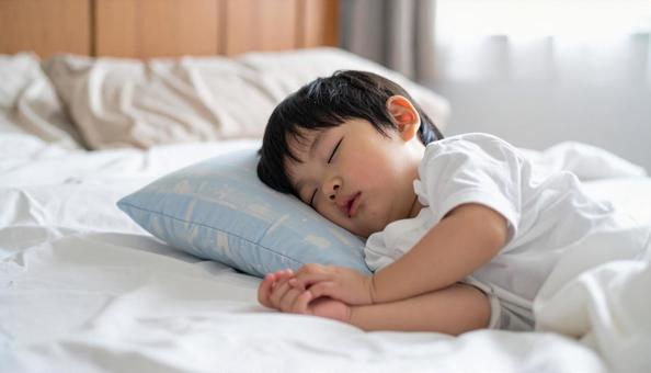 お昼寝する日本人の男の子の横顔 お昼寝する日本人の男の子の横顔の写真