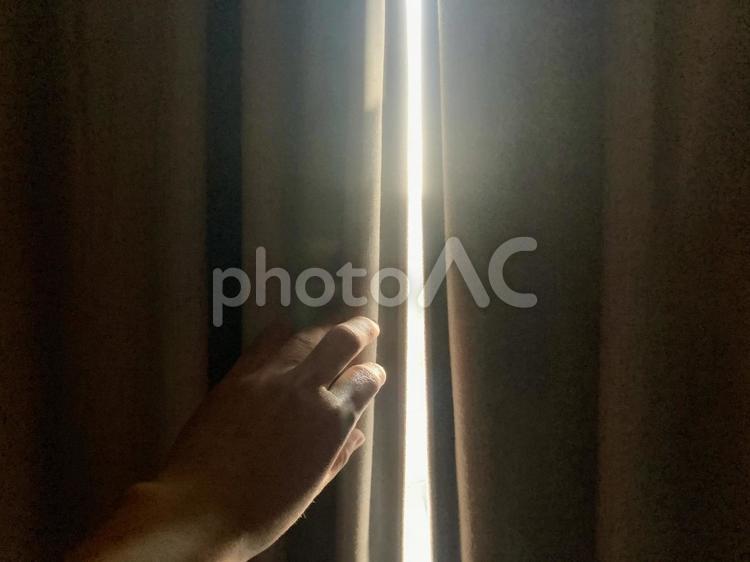 カーテンを開ける手・クローズアップ カーテン,開ける,光の写真素材