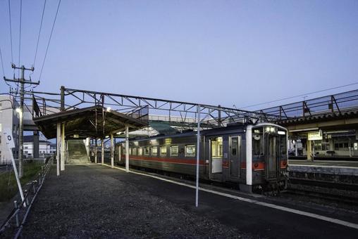 深川駅の深名線と留萌線の０㌔ポスト 深川駅,キハ５４,０㌔ポストの写真素材