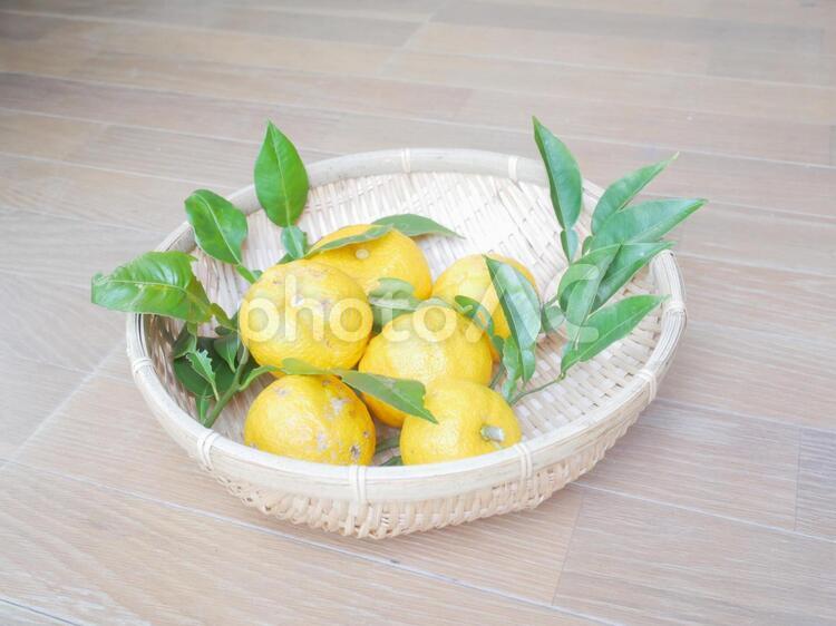 竹ざるの中の柚子 葉,健康,材料の写真素材