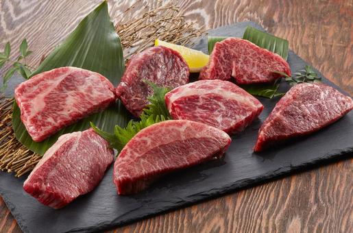 高級牛肉ステーキ 7種類の部位の食べ比べ 高級牛肉ステーキ 7種類の部位の食べ比べの写真