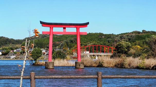 秋の亀山湖・湖面に浮かぶ鳥居（君津市） 秋,亀山湖,水天宮の写真素材