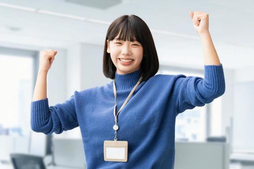 ガッツポーズをする女性・ビジネスウーマン 女性,ガッツポーズ,笑顔の写真素材