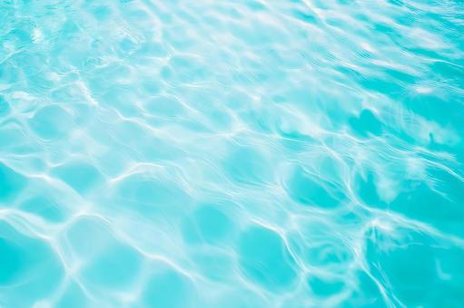 水色のプールの水面 水色のプールの水面の写真