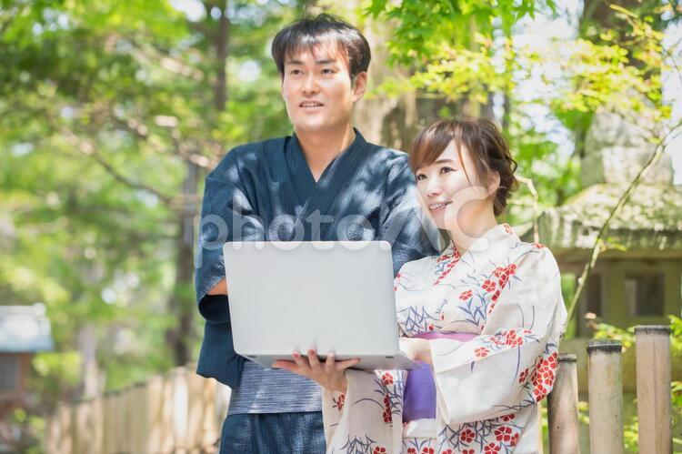 PCを使う浴衣姿の男女 浴衣,ノートパソコン,観光ガイドの写真素材