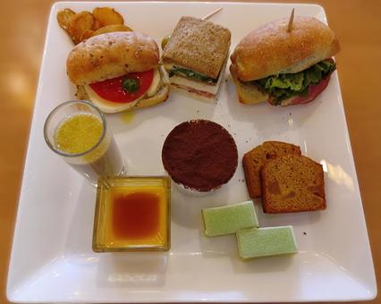 サンドイッチ、デザートのワンプレート ワンプレート,サンドイッチ,スイーツの写真素材