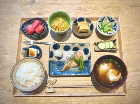 焼き魚がおかずの健康的な朝ごはん 定食,朝ごはん,ヘルシーの写真素材