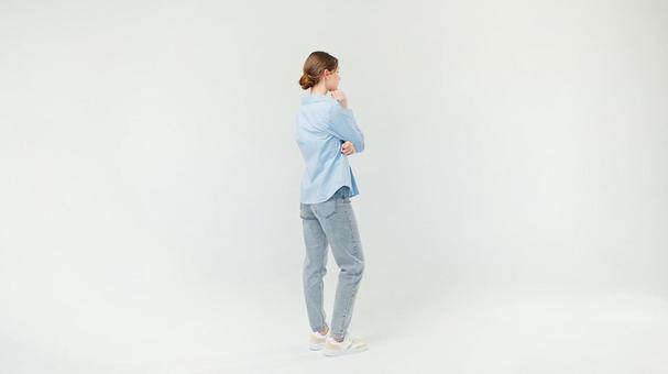 考えるポーズの横向き女性 考えるポーズの横向き女性の写真