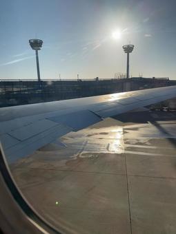 機内から見る空港 機内から見る空港 飛行機,空港,晴れの写真素材