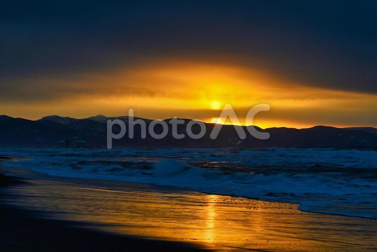 夕暮れの海の太陽柱 夕暮れの海,太陽柱,サンピラーの写真素材
