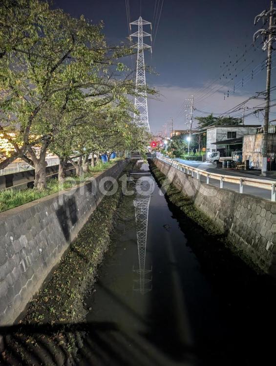 反射させる用水路 水面反射,用水路,電柱の写真素材