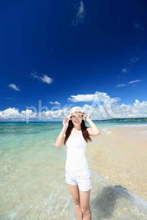 南国沖縄の美しいビーチで寛ぐ女性 海,沖縄,女性の写真素材