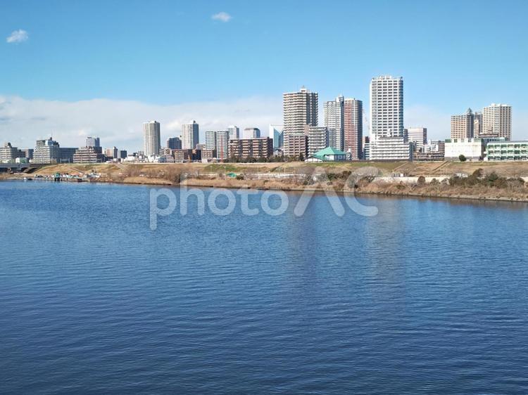 河川敷から臨むタワーマンション群 河川敷,街並み,タワーマンションの写真素材