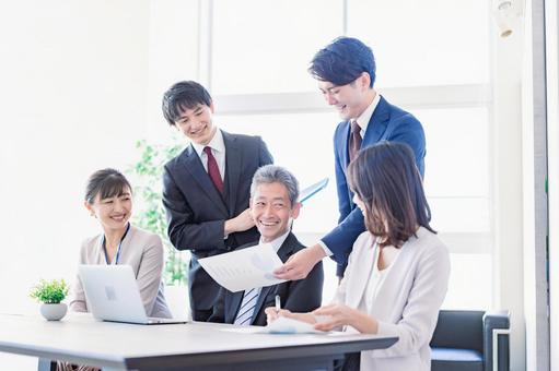 笑顔で打ち合わせをするビジネスパーソン 笑顔で打ち合わせをするビジネスパーソン スーツ,採用,転職の写真素材